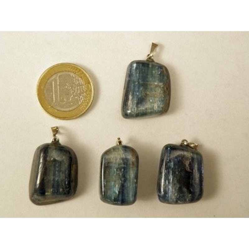 Cyanit (Disthen) mit Öse