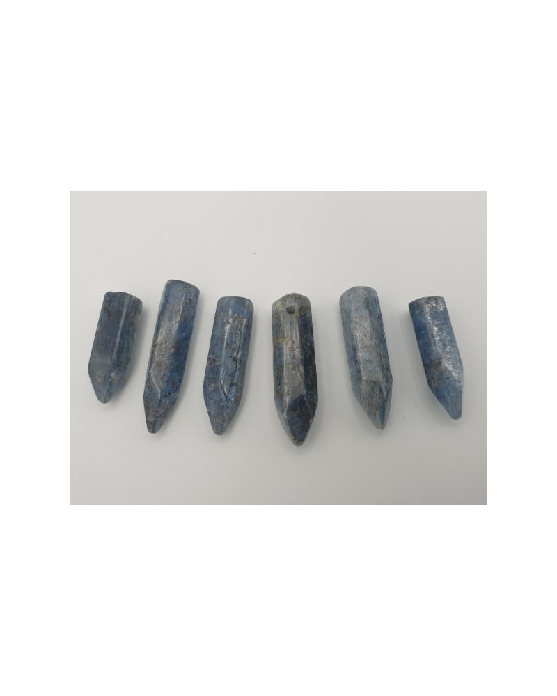 Cyanit (Disthen) mit Bohrung