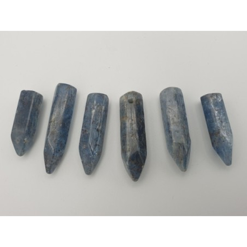 Cyanit (Disthen) mit Bohrung