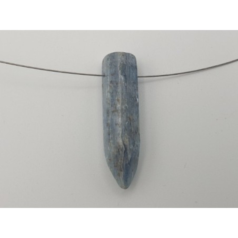 Cyanit (Disthen) mit Bohrung