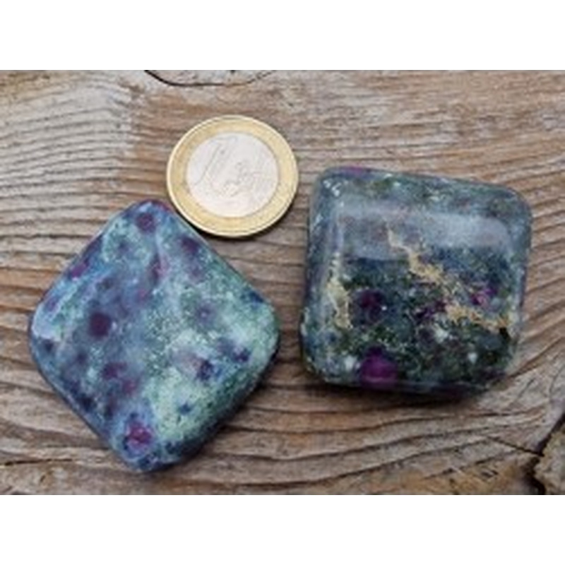 Cyanit (Disthen) mit Rubin Handschmeichler 2