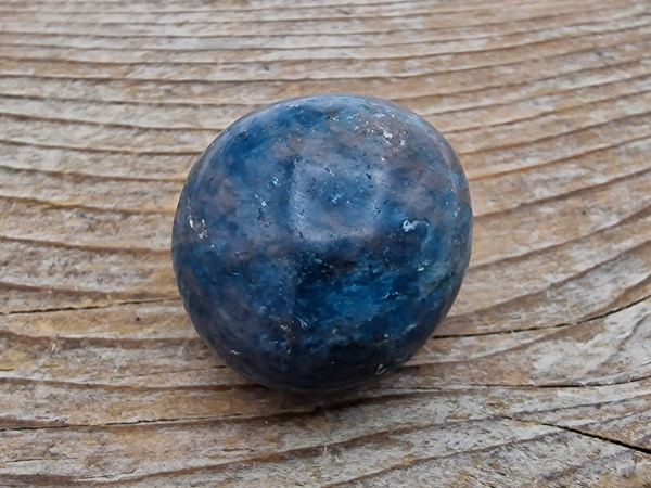 apatite tumbled stone M