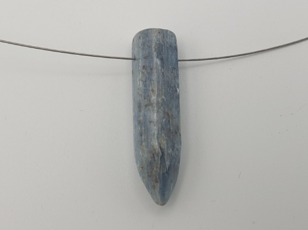Cyanit (Disthen) mit Bohrung