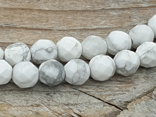 howlite necklace faceted 4mm