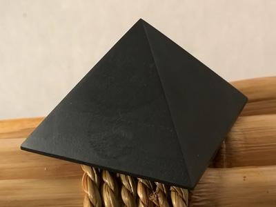 Schungit (Shungit) Pyramide 4cm