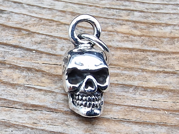 Charm Totenkopf 19mm, Silber