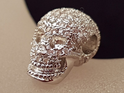 Totenkopf mit Strass Zanaschka Mineralien -  Edelsteinketten-Steinschmuck-Perlen-Kettenschliessen