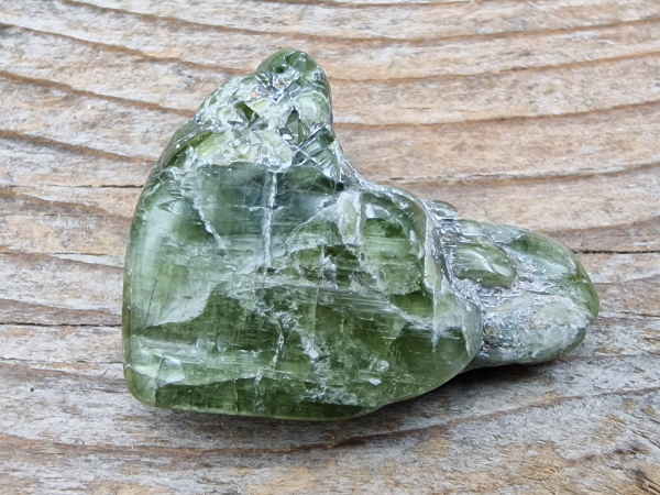 green turmaline tumbled stone